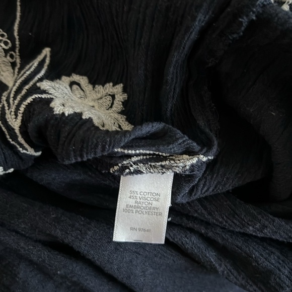 J Jill black boho top M petite top so cute $12 black w/white embroidery - Picture 5 of 6